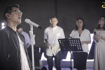 SENTUH PERASAAN: Lagu mengharap cinta dan cinta yang tidak mampu dimiliki adalah antara persembahan Afgan (kiri) dalam album serta klip video Sides (Live Session) yang diilhamkan daripada kisah dan pengamatan peribadinya. - Foto TRINITY OPTIMA PRODUCTION