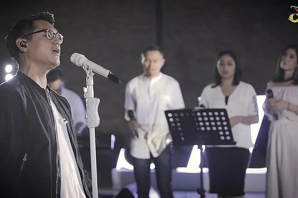 SENTUH PERASAAN: Lagu mengharap cinta dan cinta yang tidak mampu dimiliki adalah antara persembahan Afgan (kiri) dalam album serta klip video Sides (Live Session) yang diilhamkan daripada kisah dan pengamatan peribadinya. - Foto TRINITY OPTIMA PRODUCTION