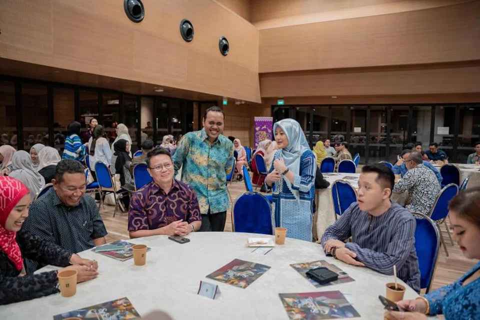 MALAM PENGHARGAAN: (Diri, dari kiri) Pengerusi Jawatankuasa Bulan Bahasa, Encik Zhulkarnain Abdul Rahim, bersama mantan pengerusi jawatankuasa itu, Cik Rahayu Mahzam, semasa Malam Penghargaan Bulan Bahasa 2023 pada Rabu.