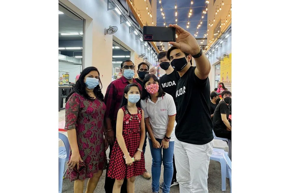 CARI SOKONGAN: Presiden Muda, Syed Saddiq Abdul Rahman (depan), beramah mesra menjelang Pilihan Raya Negeri Johor. - Foto Muda