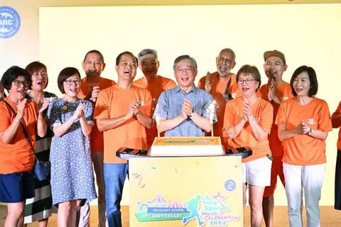 Timbalan Perdana Menteri Encik Gan Kim Yong (tengah) bersama Anggota Parlimen GRC Jalan Besar, Cik Denise Phua (tiga dari kanan) dalam acara sempena meraih ulang tahun ke-20 Sekolah Pathlight di Ang Mo Kio pada 20 Julai.