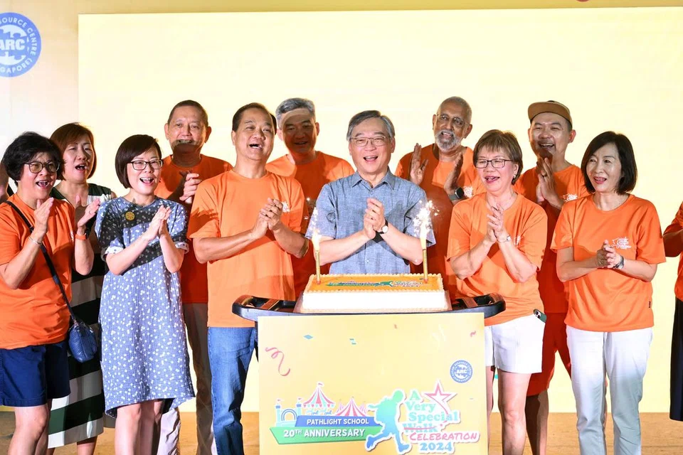Timbalan Perdana Menteri Encik Gan Kim Yong (tengah) bersama Anggota Parlimen GRC Jalan Besar, Cik Denise Phua (tiga dari kanan) dalam acara sempena meraih ulang tahun ke-20 Sekolah Pathlight di Ang Mo Kio pada 20 Julai.