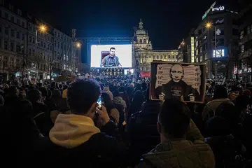 SETAKAT DENGAR RAYUAN: Penunjuk perasaan berkumpul di Lapangan Venceslas di Prague, Republik Czech, kelmarin untuk mendengar ucapan Presiden Ukraine, Encik Volodymr Zelensky, yang ditayangkan di layar gergasi. - Foto AFP