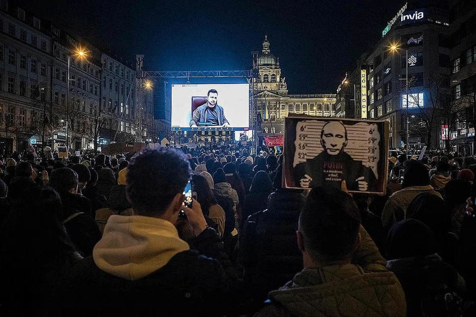 SETAKAT DENGAR RAYUAN: Penunjuk perasaan berkumpul di Lapangan Venceslas di Prague, Republik Czech, kelmarin untuk mendengar ucapan Presiden Ukraine, Encik Volodymr Zelensky, yang ditayangkan di layar gergasi. - Foto AFP