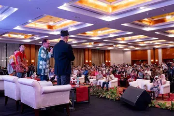 TEMU MUKA: Perdana Menteri Malaysia, Datuk Seri Anwar Ibrahim (berdiri dua dari kanan), menghadiri Program Temu Anwar bersama generasi muda Malaysia dan Indonesia semasa lawatan rasminya ke Jakarta pada Selasa.