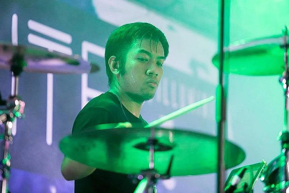 GEMAR PADA MUZIK: Encik Syafiq Bustamam berkata beliau akan terus mengajar pelajar bermain dram meskipun selepas mendapat kerja tetap kelak. - Foto SYAFIQ BUSTAMAM