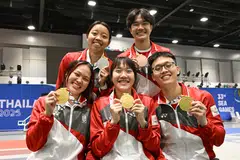 Pasukan lawan pedang Singapura menyapu bersih ketiga-tiga pingat emas yang dipertandingkan pada hari pertama kejohanan di Sukan SEA 2025. (Dari kiri, bawah) pemenang pingat emas acara epee individu wanita, Elle Koh; pemenang pingat emas acara sabre individu wanita, Juliet Heng; pemenang pingat emas acara foil individu lelaki, Raphael Tan. (Dari kiri, atas) pemenang pingat perak acara epee individu wanita, Kiria Tikanah Abdul Rahman; dan pemenang pingat gangsa acara foil individu lelaki, Jonathan Lim.