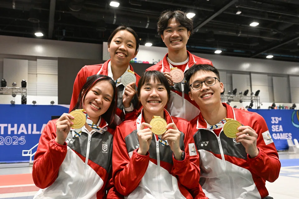 Pasukan lawan pedang Singapura menyapu bersih ketiga-tiga pingat emas yang dipertandingkan pada hari pertama kejohanan di Sukan SEA 2025. (Dari kiri, bawah) pemenang pingat emas acara epee individu wanita, Elle Koh; pemenang pingat emas acara sabre individu wanita, Juliet Heng; pemenang pingat emas acara foil individu lelaki, Raphael Tan. (Dari kiri, atas) pemenang pingat perak acara epee individu wanita, Kiria Tikanah Abdul Rahman; dan pemenang pingat gangsa acara foil individu lelaki, Jonathan Lim.