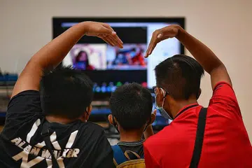 BERTEMU IBU DALAM TALIAN: Tiga adik-beradik ini berinteraksi dengan ibu mereka yang dipenjarakan menerusi wadah Zoom. - Foto fail 