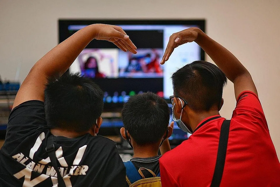 BERTEMU IBU DALAM TALIAN: Tiga adik-beradik ini berinteraksi dengan ibu mereka yang dipenjarakan menerusi wadah Zoom. - Foto fail 