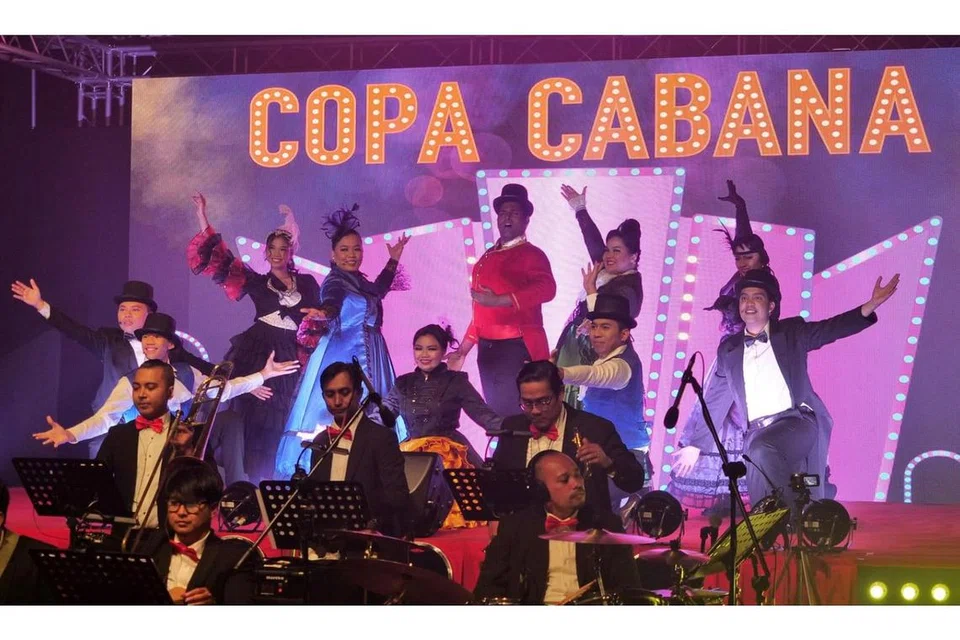 COPA CABANA: Buat julung-julung kalinya, sebuah drama muzikal dalam bahasa Inggeris dipentaskan di Wisma Geylang Serai (WGS), dan selama satu jam setengah, para penonton dibawa ke era 1960-an menyusuri antara cabaran dalam dunia persembahan kabaret.