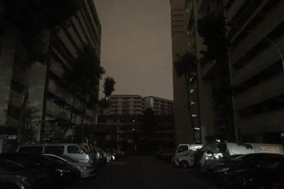 DISELIMUTI KEGELAPAN: Beberapa kawasan di Singapura, termasuk Yishun, terjejas dek bekalan elektrik terputus pada awal pagi 18 September 2018.