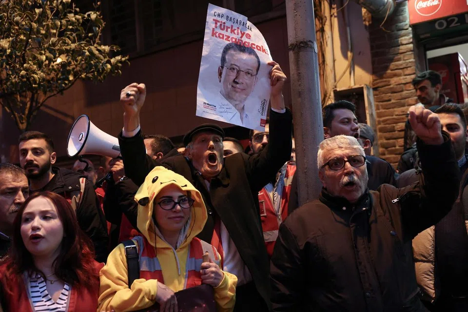 Seorang lelaki memegang poster bergambar Datuk Bandar Istanbul, Ekrem Imamoglu, ketika menghadiri perhimpunan bagi membantah penahanan Imamoglu yang dikaitkan dengan siasatan rasuah, di Istanbul, Turkiye, pada 9 April 2025. 