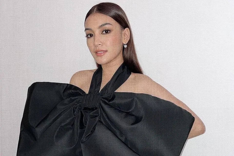"Secara jujurnya, saya kecewa sangat. Ia adalah satu daripada impian untuk berlakon di Indonesia. Jadi, apabila mendapat peluang pasti saya mahu teruskan, apatah lagi, drama 'Pretty Little Liars' akan bersambung sehingga musim kelima. Disebabkan rasa kecewa, saya tidak keluar bilik selama seminggu. Namun, apabila saya fikir balik, mungkin ada rezeki lain. Jadi, kalau diberikan tawaran lagi untuk berlakon di Indonesia, saya tidak akan menolak." - Eyka Farhana yang tidak dapat berlakon dalam musim ketiga 'Pretty Little Liars'. - Foto INSTAGRAM EYKA FARHANA