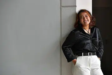 RAIH KECEMERLANGAN: Syarifah Aneesa Mohammad Fyzee meraih kecemerlangan setelah beralih ke Maktab Rendah Jurong Pioneer. - Foto BH oleh NG SOR LUAN