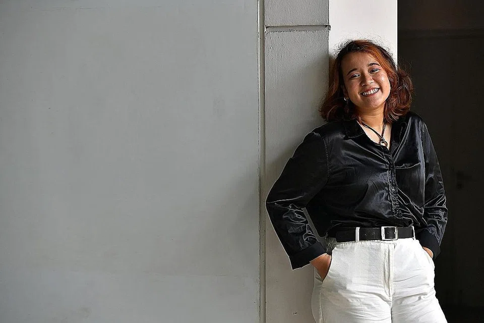 RAIH KECEMERLANGAN: Syarifah Aneesa Mohammad Fyzee meraih kecemerlangan setelah beralih ke Maktab Rendah Jurong Pioneer. - Foto BH oleh NG SOR LUAN