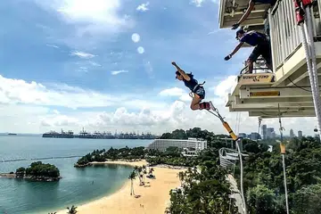 Di AJ Hackett di Pantai Siloso, anda dibimbing dan dilatih sebelum melompat bungee di bawah penyeliaan kru AJ Hackett. Anda akan diberikan beberapa pilihan semasa melompat anda, termasuk tempat anda boleh berlepas dan cara anda mahu jatuh. Berdekatan dengan bungee, terdapat juga Sentosa Giant Swing dan Vertical Skywalk yang boleh menyentap darah gemuruh anda dengan ketinggiannya. - Foto AJ HACKETT SENTOSA