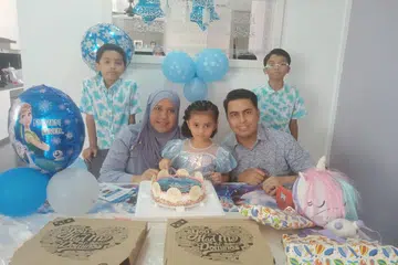 Allahyarhamha Raisya Ufairah Mohammed Ashraff menyambut ulang tahun keempat pada 16 Mac 2022 dengan diapit ibu bapanya, Encik Mohammed Ashraff Hussin, Cik Mardalina Mohamed Nossi, dan abang kembarnya, Qayyim Fazhan (kiri) dan Qayyim Iylhan. Allahyarhamha Raisya Ufairah meninggal dunia dek Covid-19 pada 17 Julai 2022.