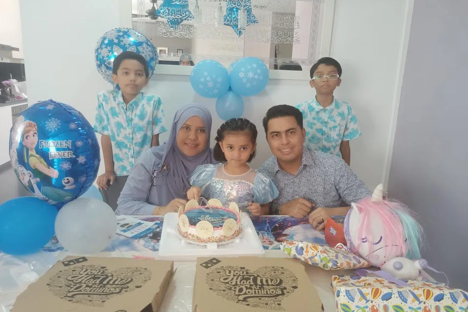 Allahyarhamha Raisya Ufairah Mohammed Ashraff menyambut ulang tahun keempat pada 16 Mac 2022 dengan diapit ibu bapanya, Encik Mohammed Ashraff Hussin, Cik Mardalina Mohamed Nossi, dan abang kembarnya, Qayyim Fazhan (kiri) dan Qayyim Iylhan. Allahyarhamha Raisya Ufairah meninggal dunia dek Covid-19 pada 17 Julai 2022.