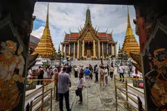 Pelancong kelihatan berada di dalam kawasan Grand Palace, salah satu destinasi pelancongan popular di Bangkok, Thailand, pada 20 Mei 2025.