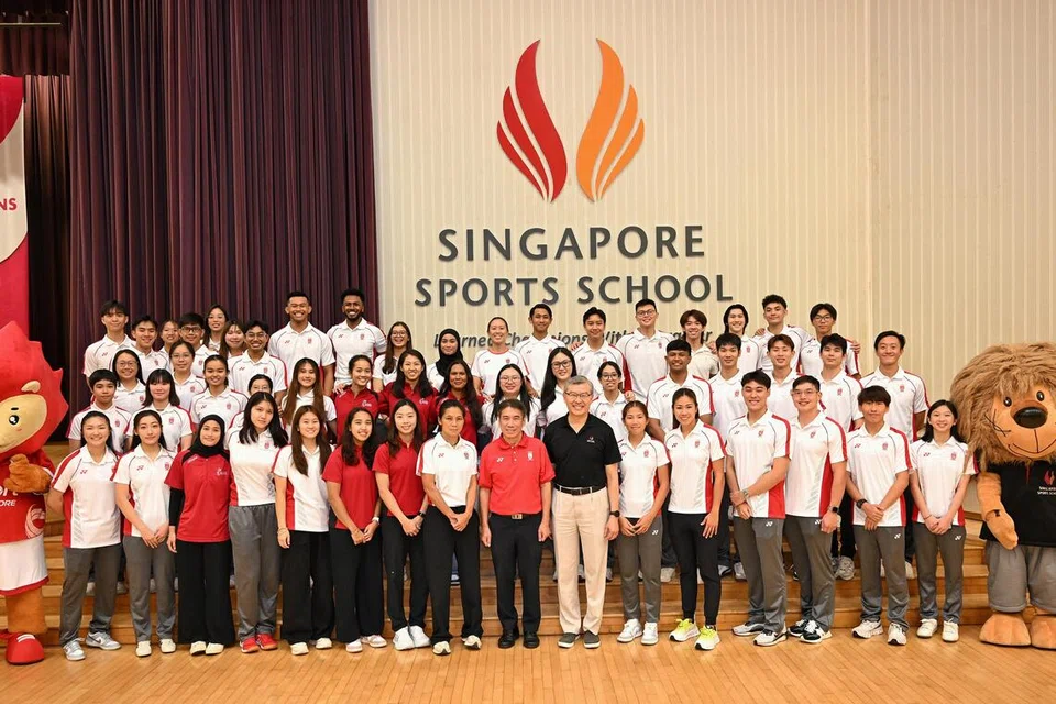 Seramai 128 atlet pelajar Sekolah Sukan Singapura (SSS), termasuk bekas atlet pelajar, akan mewakili negara di Sukan SEA ke-33 yang bakal berlangsung di Thailand pada 9 hingga 20 Disember. Bergambar bersama 53 atlet yang hadir di Majlis Penghantaran Kontinjen Sukan SEA ke-33 yang diadakan pada 12 November di SSS ialah pemimpin kontinjen pasukan negara bagi temasya Sukan SEA 2025, Encik Lawrence Leow (baris depan, sembilan dari kanan) dan pengetua SSS, Encik Ong Kim Soon (baris depan, lapan dari kanan).