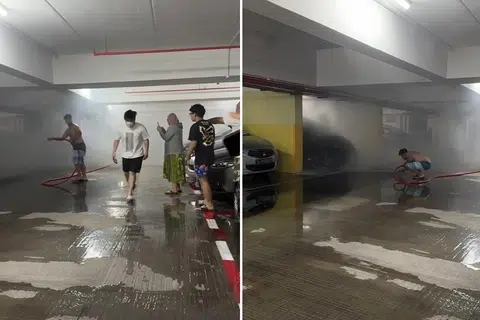 Encik Fahil Ashraff (tidak berbaju), kelihatan menggunakan paip air bomba untuk memadamkan api di sebuah kereta.