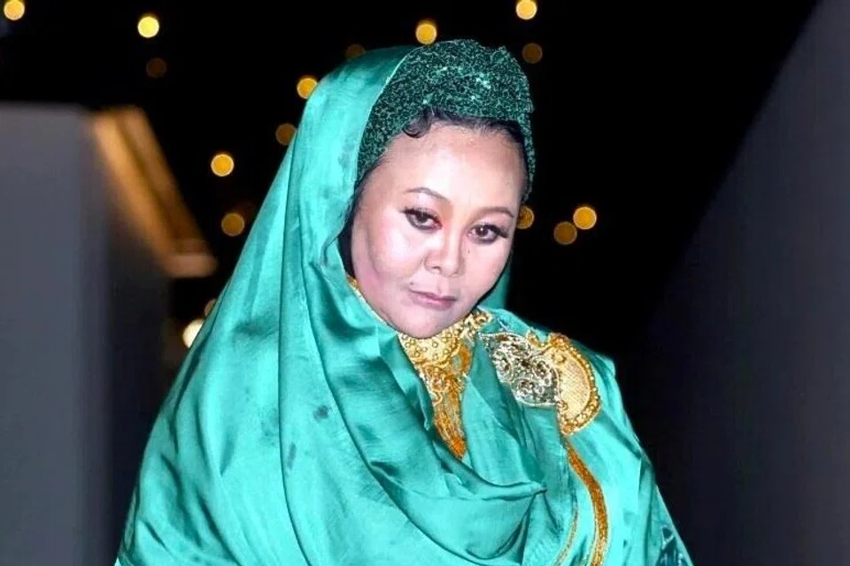 Ellie Suriaty, ibu aji