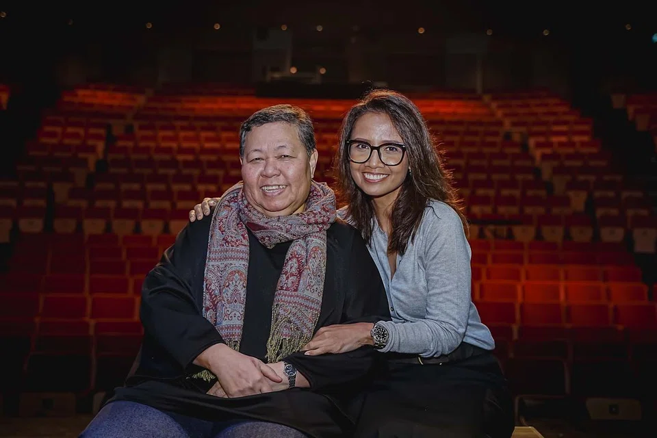Atin mempercayakan mutu lakonan pelakon tempatan, Ariati Tyeb Papar, untuk membawakan watak utama sebagai ‘Siti Salina’ dalam pementasan ‘Salina’ yang akan berlangsung pada 2 hingga 4 Mei di Teater Singtel Waterfront, Esplanade, sempena Pesta Raya 2025.