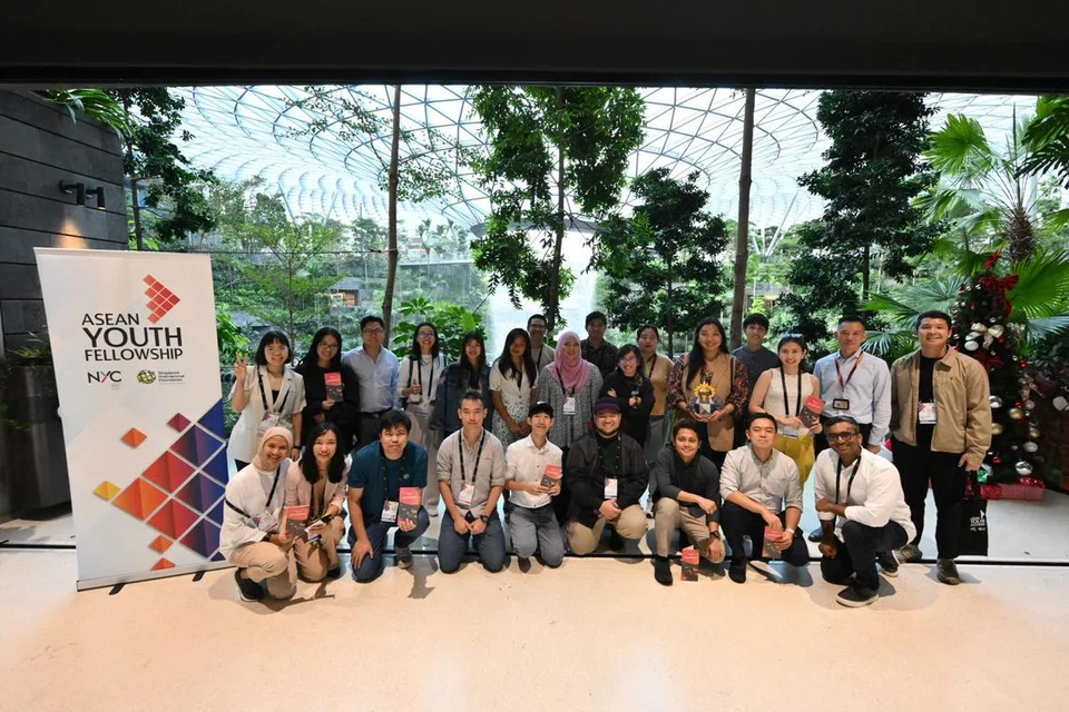 Bergambar bersama rakan belia Persahabatan Belia Asean (AYF) pada 2023. Cik Amalina Abdul Nasir (berdiri, bertudung merah jambu) yakin platform sebegini mampu membuka peluang kepada ramai pemimpin muda di rantau ini agar melibatkan diri, meningkatkan ilmu pengetahuan sambil meneroka pengalaman baru. 