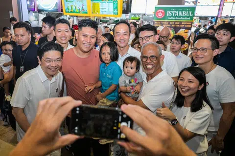 Perdana Menteri, Encik Lawrence Wong (paling kiri), beramah mesra dengan penduduk bersama pasukan Parti Tindakan Rakyat (PAP) GRC Tampines dan SMC Tampines Changkat (dari kiri) Encik David Neo, Dr Koh Poh Koon, Encik Baey Yam Keng, Encik Masagos Zulkifli Masagos Mohamad, Dr Charlene Chen dan Encik Desmond Choo semasa lawatan ke Blok 633, Tampines North Drive 2, pada 30 April. 