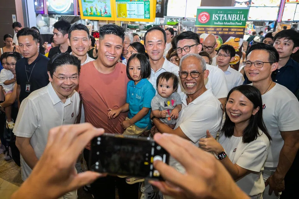 Perdana Menteri, Encik Lawrence Wong (paling kiri), beramah mesra dengan penduduk bersama pasukan Parti Tindakan Rakyat (PAP) GRC Tampines dan SMC Tampines Changkat (dari kiri) Encik David Neo, Dr Koh Poh Koon, Encik Baey Yam Keng, Encik Masagos Zulkifli Masagos Mohamad, Dr Charlene Chen dan Encik Desmond Choo semasa lawatan ke Blok 633, Tampines North Drive 2, pada 30 April. 