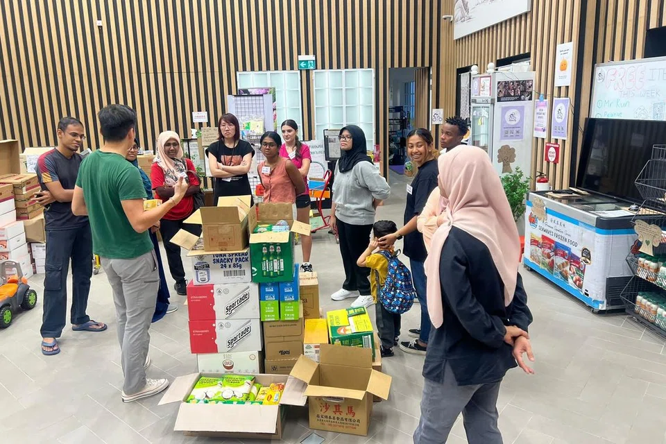 Sekumpulan keluarga dan kawan-kawan menderma makanan kepada MoNo Foods di bangunan Yuehwa, Chinatown untuk dimanfaatkan kembali kepada orang ramai bagi mengelakkan pembaziran makanan. 