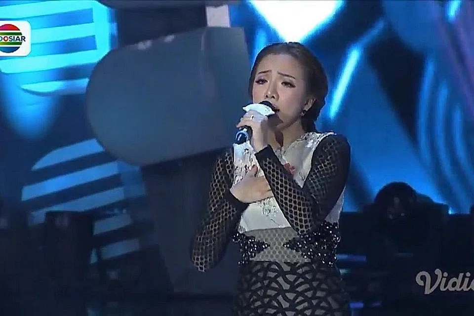 PERSEMBAHAN RUNTUN JIWA: Penyanyi Singapura Maia Lee memukau pengulas dengan persembahan lagu berjudul 'Sayang' ciptaan Anton Obama dalam episod keempat 'Dangdut Academy Asia (D'Academy Asia) keempat (DAA 4)' di Jakarta kelmarin. - Foto TANGKAP LAYAR INDOSIAR
