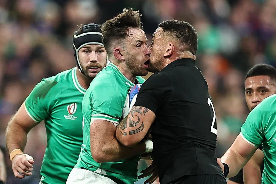 PERLAWANAN SENGIT: Pemain ‘full-back’ Ireland Hugo Keenan (kiri) dan ‘hooker’ New Zealand Codie Taylor (kanan) berebut bola semasa perlawanan suku akhir Piala Dunia Ragbi Perancis 2023 antara dua negara itu di Stade de France di Saint-Denis, Paris, pada 14 Oktober.