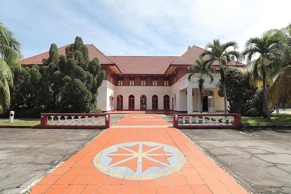 MASIH TERSERGAM DI ATAS BUKIT: Bangunan lama Admiralty House turut mempunyai sejarah yang menarik. Ia didirikan di tanah tinggi bagi membolehkan Pasukan Polis Naval Base Singapura dan askar Britain melihat kedatangan tentera Jepun. - Foto-foto BH oleh TIMOTHY DAVID