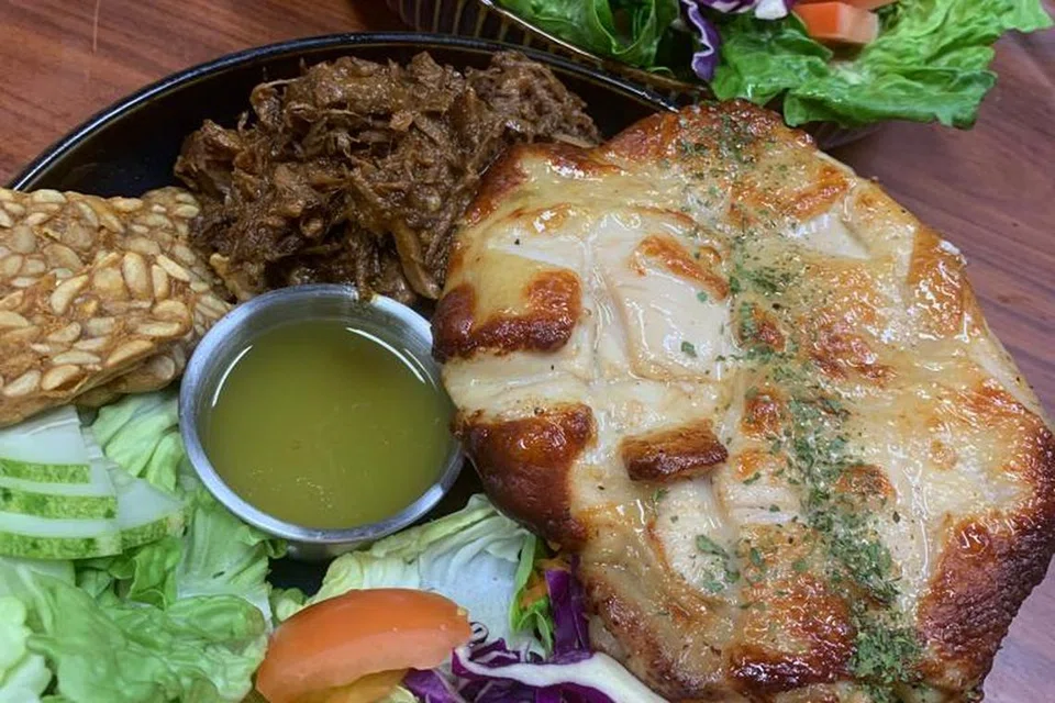 KAYA PROTEIN: Kafe Limaa menghidangkan ‘Protein Bowl’ (mangkuk protein) yang mengandungi pilihan protein seperti ayam bakar, avokado atau ‘pulled beef’ (daging lembu disiat) diiringi salad campuran dengan tempe dan telur rebus.