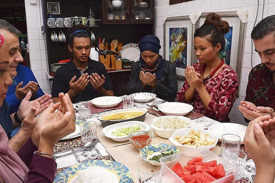 BERBUKA BERSAMA: Encik Bilal Guillaume Jeanpierre (kanan) memenuhi pelawaan keluarga tunangnya yang mengundangnya berbuka puasa di rumah mereka. Selain itu, Jeanpierre juga turut membantu tunangnya, Cik Nadiah M. Din, menyiapkan hidangan untuk berbuka (gambar kanan). - Foto-foto SHAKIR SAIFUDDIN