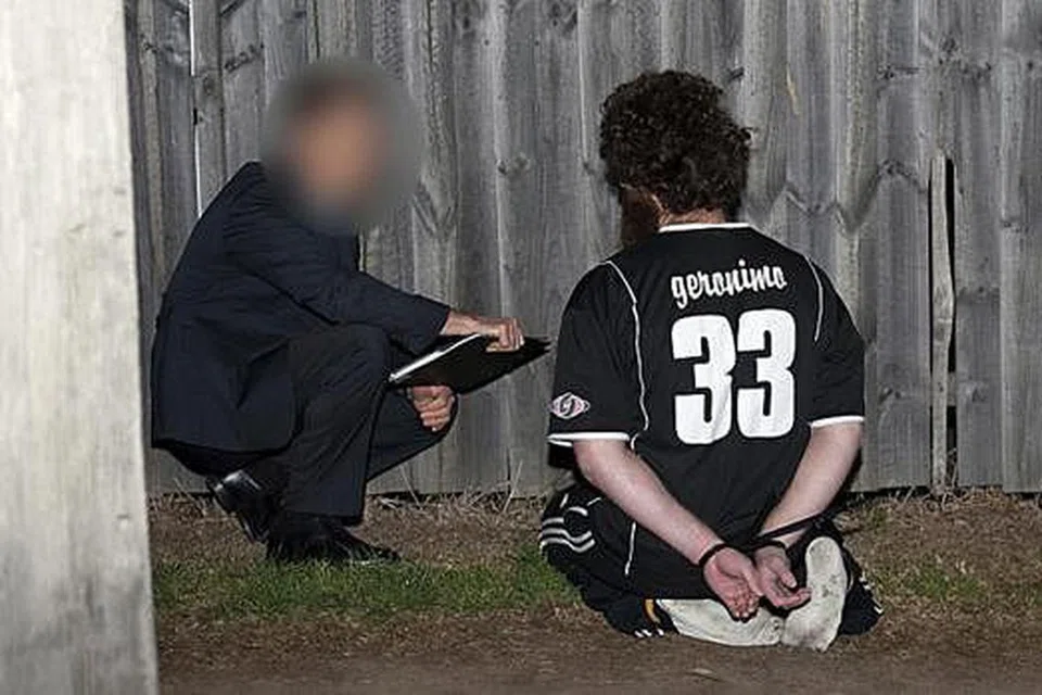 DISOAL SIASAT: Seorang pegawai polis Australia menyoal siasat seorang suspek di barat Sydney. - Foto REUTERS