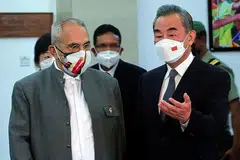 USAHA DIPLOMATIK: Encik Wang Yi (atas kanan, bersama Presiden Timor Leste Jose Ramos- Horta) dan Cik Penny Wong. Masing-masing mengadakan lawatan ke beberapa negara di Pasifik Selatan demi memikat pemimpin di rantau itu agar menjalin hubungan dan kerjasama lebih erat. - Foto-Foto AFP