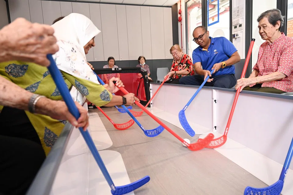 Ketua Pegawai Eksekutif (CEO) Allkin Singapore, Encik Mohamed Fareez Mohamed Fahmy (dua dari kanan), bermain bola lantai bersama warga emas di Pusat Penuaan Aktif Allkin di Blok 25, Sin Ming Road pada 11 Julai.