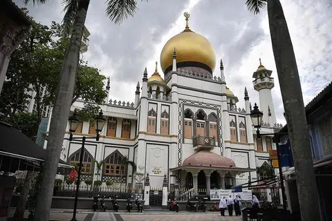 PERINGATAN BUAT ANAK: Langkah Majlis Ugama Islam Singapura (Muis) menutup masjid dan meniadakan solat Jumaat mulai 13 Mac di seluruh negara termasuk Masjid Sultan ini, memberi ilham kepada seorang ustaz menintakan puisi buat anaknya. Beliau mahu anaknya itu mengingati dan mempelajari hikmah peristiwa kesepian masjid daripada laungan azan suci demi keselamatan rakyat jelata. - Foto BH oleh ARIFFIN JAMAR