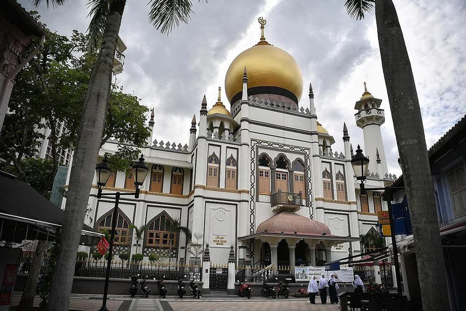 PERINGATAN BUAT ANAK: Langkah Majlis Ugama Islam Singapura (Muis) menutup masjid dan meniadakan solat Jumaat mulai 13 Mac di seluruh negara termasuk Masjid Sultan ini, memberi ilham kepada seorang ustaz menintakan puisi buat anaknya. Beliau mahu anaknya itu mengingati dan mempelajari hikmah peristiwa kesepian masjid daripada laungan azan suci demi keselamatan rakyat jelata. - Foto BH oleh ARIFFIN JAMAR
