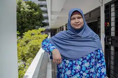 TIDAK MURUNG: Apabila ditanya tentang cabaran yang dihadapinya bertarung dengan penyakit barah kolorektal tahap empat, Cik Noresah berkata pesakit lain mengalami “keadaan lebih teruk”.