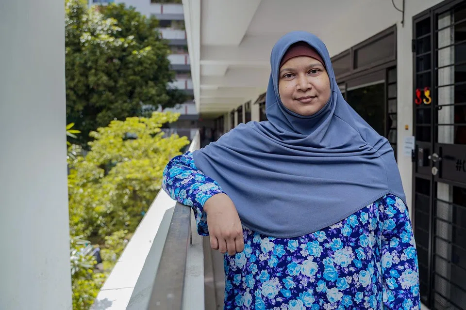 TIDAK MURUNG: Apabila ditanya tentang cabaran yang dihadapinya bertarung dengan penyakit barah kolorektal tahap empat, Cik Noresah berkata pesakit lain mengalami “keadaan lebih teruk”.