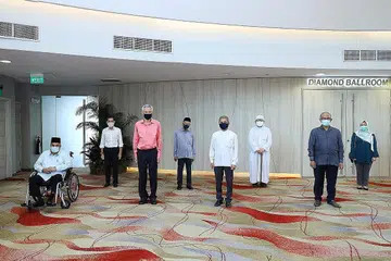 DIALOG ISU MASYARAKAT: (Dari kiri) Ustaz Ali Haji Mohamed, Haji Alami Musa, Perdana Menteri Encik Lee Hsien Loong, Ustaz Pasuni Maulan, Mufti Nazirudin Mohd Nasir, Ustaz Mohamad Hasbi Hassan, Encik Masagos Zulkifli Masagos Mohamad dan Cik Rahayu Mahzam merupakan antara mereka yang menyertai dialog mengenai isu tudung pada April lalu. - Foto fail