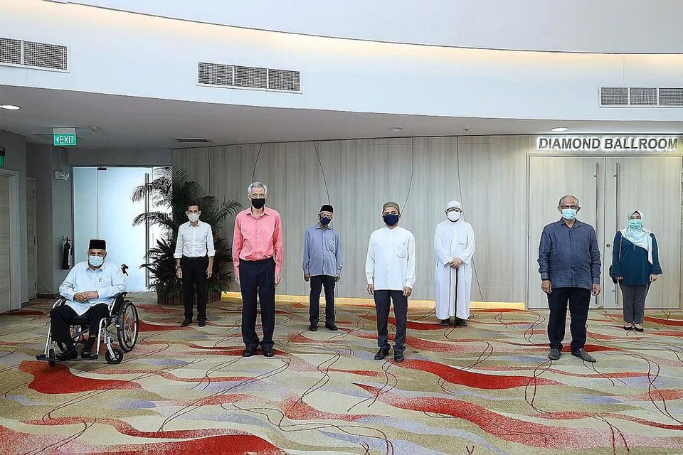 DIALOG ISU MASYARAKAT: (Dari kiri) Ustaz Ali Haji Mohamed, Haji Alami Musa, Perdana Menteri Encik Lee Hsien Loong, Ustaz Pasuni Maulan, Mufti Nazirudin Mohd Nasir, Ustaz Mohamad Hasbi Hassan, Encik Masagos Zulkifli Masagos Mohamad dan Cik Rahayu Mahzam merupakan antara mereka yang menyertai dialog mengenai isu tudung pada April lalu. - Foto fail
