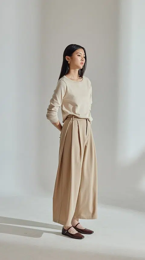 Sama ada dipadankan dengan kemeja pejabat atau kemeja-T ringkas untuk acara hujung minggu, seluar ‘Vera Pleated Wide Leg Pants’ ini mudah digayakan untuk pelbagai acara.