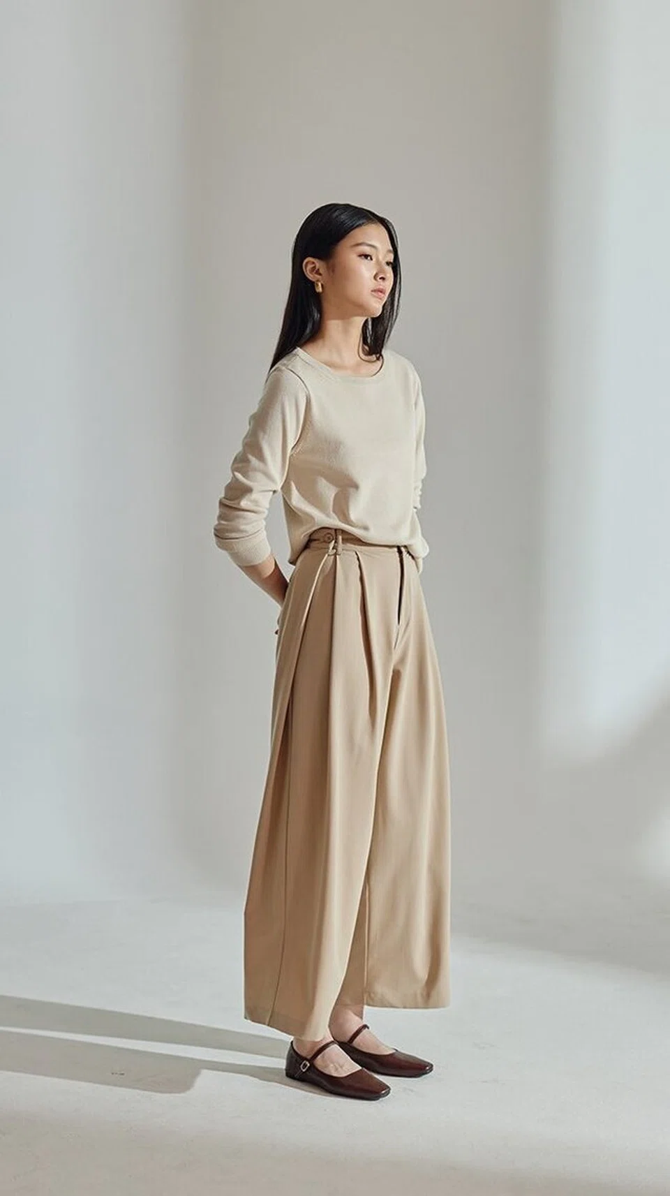 Sama ada dipadankan dengan kemeja pejabat atau kemeja-T ringkas untuk acara hujung minggu, seluar ‘Vera Pleated Wide Leg Pants’ ini mudah digayakan untuk pelbagai acara.