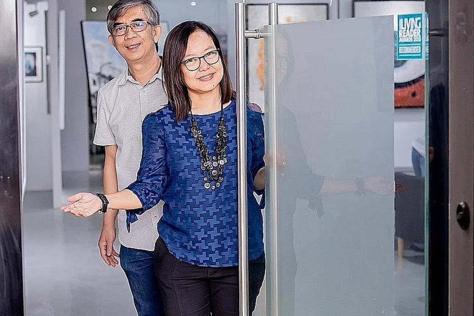 DAKAP DUNIA BARU SENI: Pemilik bersama Maya Gallery, Encik Jeffrey Wandly dan isterinya Cik Masturah Sha'ari terus memikirkan cara kreatif memberi ruang buat pelukis berkarya apabila berpindah ke lokasi baru lebih luas di Genting Lane setelah enam tahun beroperasi di Oxley Bizhub 2. - Foto-foto BH oleh NUR DIYANA TAHA 