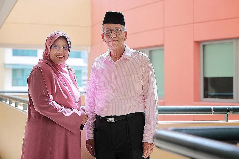 GABUNGAN BAPA ANAK: Cikgu Ma'mun dan anaknya, Cik Nafisah, yang kini menjadi mudirah madrasah Al-Maarif, berharap dapat mempertingkatkan lagi prestasi madrasah itu dengan melahirkan lebih ramai pelajar berjaya. - Foto BM oleh GAVIN FOO